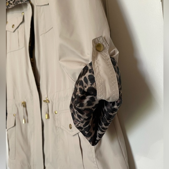Ladies’ JM Collection Petite Cream/Cheetah Print Windbreaker Rain Jacket (Large) - Picture 4 of 7